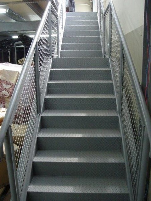 endustriyel metal merdiven fabrika ici