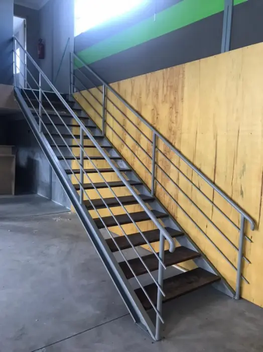 ofis-ici-metal-merdiven
