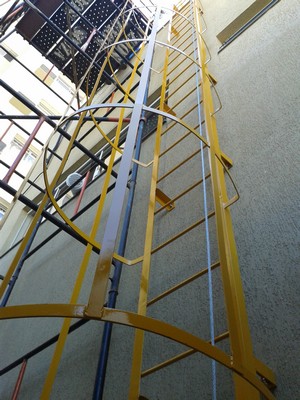 Yapıya özel üretilmiş metal yangın merdiveni